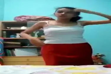 Mahasiswi Tasya Nurinie Ganti Baju Merah