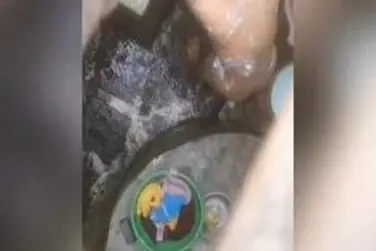 Mandi Sore Cewek Cantik Gayung Biru Mantap