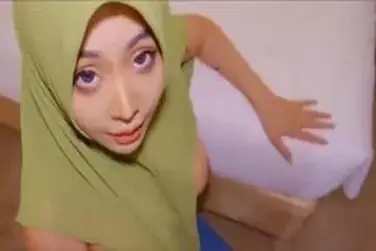 Pesona Tante Hijab Hijau Berparas Anggun